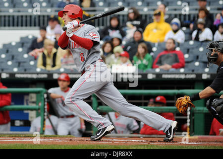 18. April 2010 - Pittsburgh, PA, USA - 18. April 2010: Cincinnati Reds Outfielder Drew Stubbs (6) und Pittsburgh Pirates Catcher Jason Jaramillo (35) sehen als Stubbs Linien heraus im ersten Inning von Spiel 3 der Serie zwischen den Piraten und Rottöne im PNC Park in Pittsburgh, PA... Piraten gewann das Spiel mit 5: 3 und fegte die Serie... Obligatorische Credit: Dean Beattie / Southcreek Global Media Stockfoto