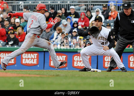 18. April 2010 - Pittsburgh, PA, USA - 18. April 2010: Cincinnati Reds Shortstop Orlando Cabrera (2) Tricks zurück zur ersten Base zu schlagen der Wurf aus Pittsburgh Pirates starten Krug Paul Maholm (28), Pittsburgh Pirates erster Basisspieler Garrett Jones (46) im ersten Inning von Spiel 3 in der Serie zwischen den Piraten und Rottöne im PNC Park in Pittsburgh , PA... Piraten gewann der gam Stockfoto