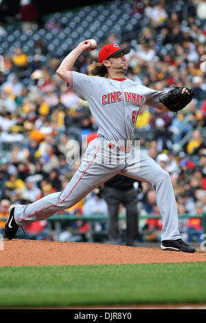 18. April 2010 - Pittsburgh, PA, USA - 18. April 2010: Cincinnati Reds ab Krug Bronson Arroyo (61) entlädt einen Stellplatz im ersten Inning von Spiel 3 in der Serie zwischen den Pittsburgh Pirates im PNC Park in Pittsburgh, Pennsylvania. Piraten gewann das Spiel mit 5: 3 und fegte die Serie... Obligatorische Credit: Dean Beattie / Southcreek Global Media (Kredit-Bild: © Dean Beattie/Southcreek Global/ZU Stockfoto