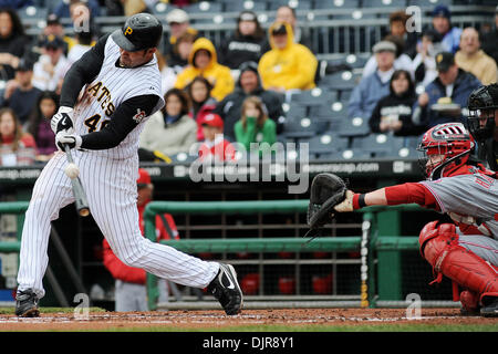 18. April 2010 - Pittsburgh, PA, USA - 18. April 2010: Pittsburgh Pirates erster Basisspieler Garrett Jones (46) nimmt einen Streik als Cincinnati Reds Catcher Ryan Hanigan (29), den Ball wartet auf die Platte im zweiten Inning von Spiel 3 in der Serie zwischen den Piraten und Rottöne im PNC Park in Pittsburgh, Pennsylvania zu überqueren... Piraten gewann das Spiel mit 5: 3 und fegte die Serie... Obligatorische Credit: Dean werden Stockfoto