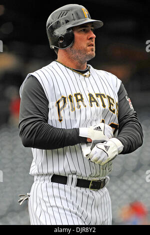 18. April 2010 - Pittsburgh, PA, USA - 18. April 2010: Pittsburgh Pirates Outfielder Ryan Church (19) kehrt nach der Einbaum nach Flug zu Cincinnati Reds Outfielder Johnny Gomes (31) im zweiten Inning von Spiel 3 in der Serie zwischen den Piraten und Rottöne im PNC Park in Pittsburgh, PA... Piraten gewann das Spiel mit 5: 3 und fegte die Serie... Obligatorische Credit: Dean Beattie / Southcree Stockfoto