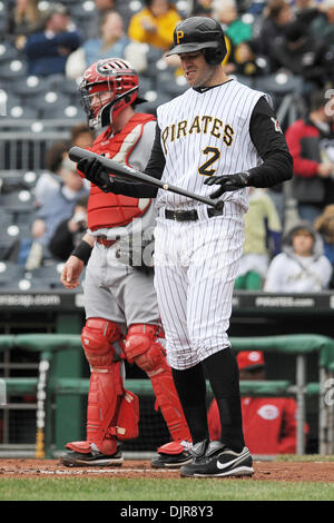 18. April 2010 - Pittsburgh, PA, USA - 18. April 2010: Pittsburgh Pirates dritte Baseman Bobby Crosby (2) tritt aus der Teige-Box im zweiten Inning nach dem Aufstehen seinen zweiten Schlag neu zu formieren, bevor letztlich fällt in Spiel 3 der Serie zwischen den Piraten und Rottöne im PNC Park in Pittsburgh, Pennsylvania. Die Cincinnati Reds Catcher Ryan Hanigan (29) ist im Hintergrund... PI Stockfoto