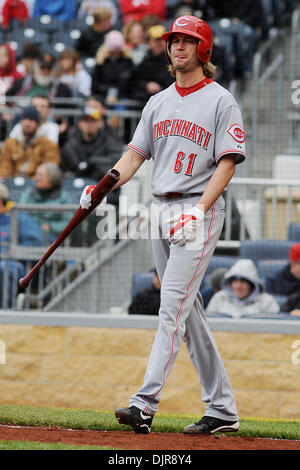 18. April 2010 - Pittsburgh, PA, USA - 18. April 2010: Cincinnati Reds ab Krug Bronson Arroyo (61) enthält nach seinen zweiten Schlag im dritten Inning von Spiel 3 der Serie zwischen den Piraten und Rottöne im PNC Park in Pittsburgh, PA. Arroyo durchgestrichen schwingen... Piraten gewann das Spiel mit 5: 3 und fegte die Serie... Obligatorische Credit: Dean Beattie / Southcreek Global Media (Credi Stockfoto