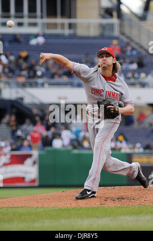 18. April 2010 - Pittsburgh, PA, USA - 18. April 2010: Cincinnati Reds ab Krug Bronson Arroyo (61) liefert einen Stellplatz im dritten Inning von Spiel 3 in der Serie zwischen den Pittsburgh Pirates im PNC Park in Pittsburgh, Pennsylvania. Piraten gewann das Spiel mit 5: 3 und fegte die Serie... Obligatorische Credit: Dean Beattie / Southcreek Global Media (Kredit-Bild: © Dean Beattie/Southcreek Global/Z Stockfoto