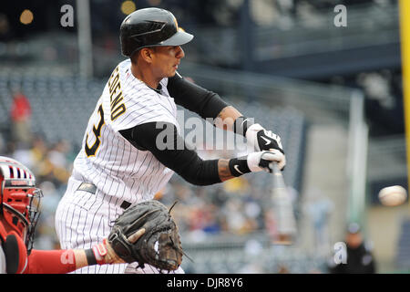 18. April 2010 - Pittsburgh, PA, USA - 18. April 2010: Pittsburgh Pirates Shortstop Ronny Cedeno (13) schlägt sich auf die Suche im dritten Inning als Cincinnati Reds Catcher Ryan Hanigan (29) wartet, bis der Ball im Spiel 3 der Serie zwischen den Piraten und Rottöne im PNC Park in Pittsburgh, PA... Piraten gewann das Spiel mit 5: 3 und fegte die Serie... Obligatorische Credit: Dean Beattie / Southcreek Gl Stockfoto