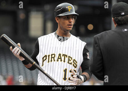 18. April 2010 - Pittsburgh, PA, USA - 18. April 2010: Pittsburgh Pirates Shortstop Ronny Cedeno (13) hat Wörter mit Home-Plate Rob Drake Schiedsrichter nach Streichung im dritten Inning in Spiel 3 der Serie zwischen gegen die Cincinnati Reds im PNC Park in Pittsburgh, Pennsylvania. Piraten gewann das Spiel mit 5: 3 und fegte die Serie... Obligatorische Credit: Dean Beattie / Southcreek Global Media (Cred Stockfoto