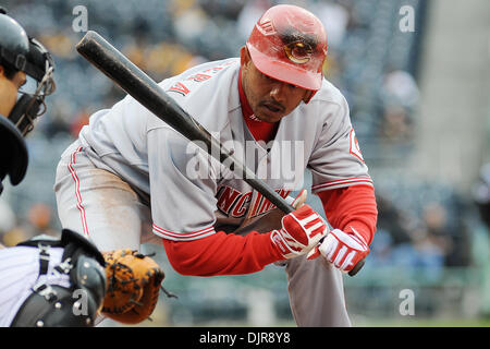 18. April 2010 - Pittsburgh, PA, USA - 18. April 2010: Cincinnati Reds Shortstop Orlando Cabrera (2) schaut der Handschuh von Pittsburgh Pirates Catcher Jason Jaramillo (35) nach der Aufnahme eines Streiks im vierten Inning von Spiel 3 in der Serie zwischen den Piraten und Rottöne im PNC Park in Pittsburgh, PA... Piraten gewann das Spiel mit 5: 3 und fegte die Serie... Obligatorische Credit: Dean Beattie / So Stockfoto