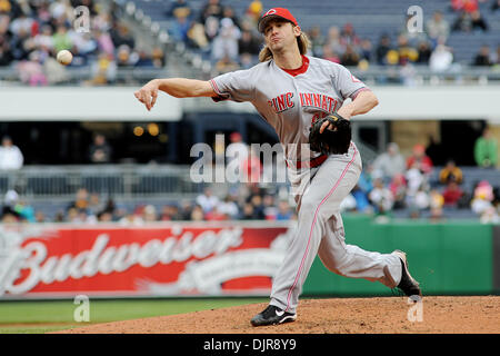 18. April 2010 - Pittsburgh, PA, USA - 18. April 2010: Cincinnati Reds ab Krug Bronson Arroyo (61) liefert einen Stellplatz im vierten Inning von Spiel 3 in der Serie gegen die Pittsburgh Pirates im PNC Park in Pittsburgh, Pennsylvania. Piraten gewann das Spiel mit 5: 3 und fegte die Serie... Obligatorische Credit: Dean Beattie / Southcreek Global Media (Kredit-Bild: © Dean Beattie/Southcreek Global / Stockfoto