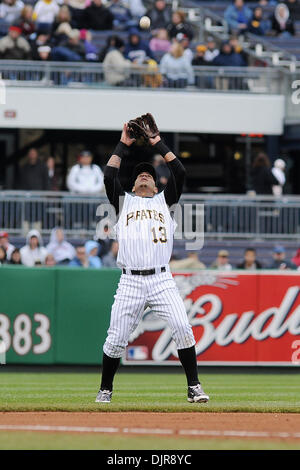 18. April 2010 - Pittsburgh, PA, USA - 18. April 2010: Pittsburgh Pirates Shortstop Ronny Cedeno (13) macht die Out auf Cincinnati Reds dritte Baseman Paul Janish (7) Wer in der fünften Inning von Spiel 3 der Serie zwischen den Piraten und Rottöne im PNC Park in Pittsburgh, PA tauchte... Piraten gewann das Spiel mit 5: 3 und fegte die Serie... Obligatorische Credit: Dean Beattie / Southcreek Global M Stockfoto