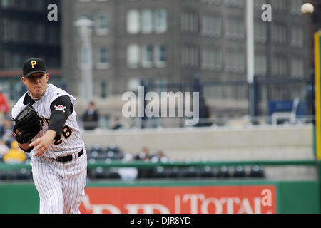 18. April 2010 - Pittsburgh, PA, USA - 18. April 2010: Pittsburgh Pirates starten Krug Paul Maholm (28) liefert einen Stellplatz im fünften Inning von Spiel 3 der Serie zwischen den Piraten und Cincinnati Reds im PNC Park in Pittsburgh, PA... Piraten gewann das Spiel mit 5: 3 und fegte die Serie... Obligatorische Credit: Dean Beattie / Southcreek Global Media (Kredit-Bild: © Dean Beattie/Southcreek Stockfoto