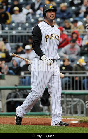 18. April 2010 - Pittsburgh, PA, USA - 18. April 2010: Pittsburgh Pirates Outfielder Ryan Church (19) geht zurück auf die Trainerbank nach Streichung im sechsten Inning von Spiel 3 in der Serie gegen die Cincinnati Reds im PNC Park in Pittsburgh, PA. Piraten gewann das Spiel mit 5: 3 und fegte die Serie... Obligatorische Credit: Dean Beattie / Southcreek Global Media (Kredit-Bild: © Dean Beattie/S Stockfoto