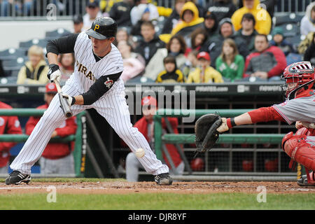 18. April 2010 - Pittsburgh, PA, USA - 18. April 2010: Pittsburgh Pirates starten Krug Paul Maholm (28) Streiks auf ein Bunt-Versuch im sechsten Inning in Spiel 3 der Serie zwischen den Piraten und Rottöne im PNC Park in Pittsburgh, PA... Auch ist im Foto Cincinnati Reds Catcher Ryan Hanigan (29)... Piraten gewann das Spiel mit 5: 3 und fegte die Serie... Obligatorische Credit: Dean Beattie / S Stockfoto