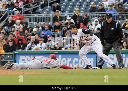 18. April 2010 - Pittsburgh, PA, USA - 18. April 2010: Cincinnati Reds Outfielder Johnny Gomes (31) schlägt der Tag zurück zur ersten Base von Pittsburgh Pirates erster Basisspieler Garrett Jones (46) im siebten Inning von Spiel 3 in der Serie zwischen den Piraten und Rotweine im PNC Park in Pittsburgh, PA... Piraten gewann das Spiel mit 5: 3 und fegte die Serie... Obligatorische Credit: Dean Beattie / Southcree Stockfoto