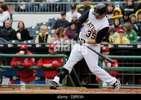 18. April 2010 - Pittsburgh, PA, USA - 18. April 2010: Pittsburgh Pirates Catcher Jason Jaramillo (35) singles im sechsten Inning von Spiel 3 der Serie zwischen den Piraten und den Cincinnati Reds im PNC Park in Pittsburgh, PA... Piraten gewann das Spiel mit 5: 3 und fegte die Serie... Obligatorische Credit: Dean Beattie / Southcreek Global Media (Kredit-Bild: © Dean Beattie/Southcreek Global/ZU Stockfoto