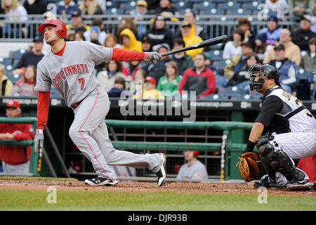 18. April 2010 - Pittsburgh, PA, USA - 18. April 2010: Pittsburgh Pirates Catcher Jason Jaramillo (35) Uhren Cincinnati Reds dritte Baseman Paul Janish (7) verdoppelt sich auf linke Feld bringen in Cincinnati Reds Outfielder Johnny Gomes (31) im siebten Inning von Spiel 3 in der Serie zwischen den Piraten und Rotweine im PNC Park in Pittsburgh, PA... Piraten gewann das Spiel mit 5: 3 und fegte die Stockfoto
