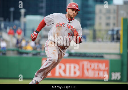 18. April 2010 - Pittsburgh, PA, USA - 18. April 2010: Cincinnati Reds Outfielder Johnny Gomes (31) runden dritten Base auf seinem Weg zum Home-Plate aus einem Cincinnati Reds dritte Baseman zu linken Feld im siebten Inning in Spiel 3 der Serie gegen die Pittsburgh Pirates im PNC Park in Pittsburgh, PA. Paul Janish (7) Double... Piraten gewann das Spiel mit 5: 3 und fegte die Serie... Auftraggebers Stockfoto
