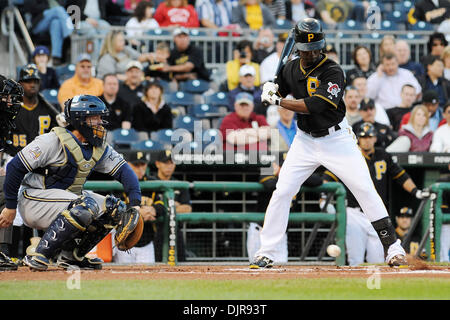 21. April 2010 - Pittsburgh, PA, USA - 21. April 2010: Pittsburgh Pirates Outfielder Andrew McCutchen (22) und Milwaukee Brewers Fänger Gregg Zaun (9) sehen Sie, wie mit einer Neigung von Milwaukee Brewers Start Krug Yovani Gallardo (49) trifft den Schmutz vor McCutchen im ersten Inning von Spiel 2 in ein 3-Spiel-Serie zwischen den Piraten und Brauereien im PNC Park in Pittsburgh , PA... Brewer Stockfoto