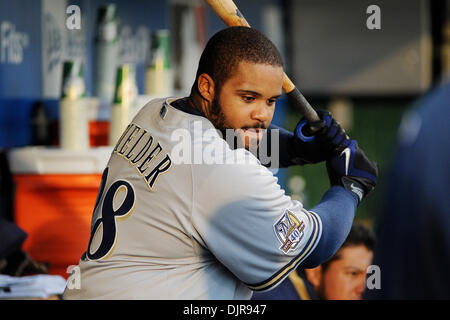 21. April 2010 - Pittsburgh, PA, USA - 21. April 2010: Milwaukee Brewers 1 b Prinz Fielder (28) seinen Griff auf eine Fledermaus prüft nach einem Gespräch mit einem Mitglied des Teams medizinischen Personals in den Brauereien Unterstand vor dem Start Spiel 2 der 3 Spiel-Serie gegen die Pittsburgh Pirates im PNC Park in Pittsburgh, PA... Feldspieler wurde mit einem schweren Wrap an seiner linken Hand gesehen und nicht an Stockfoto