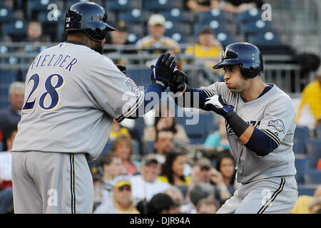 21. April 2010 - Pittsburgh, PA, USA - 21. April 2010: Milwaukee Brewers 1 b Prinz Fielder (28) gratuliert Milwaukee Brewers' Outfielder Ryan Braun (8) bei Home-Plate nach Brauns linken Feld Homerun in Spiel 2 der 3-Spiel-Serie gegen die Pittsburgh Pirates im PNC Park in Pittsburgh, PA... Brewers gewannen Spiel 2 der 3-Serie mit einem Score von 8-0. Obligatorische Credit: Dean Beattie / Stockfoto