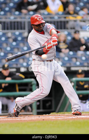 11. Mai 2010 - Pittsburgh, PA, USA - 11. Mai 2010: Cincinnati Reds 2 b Brandon Phillips (4) singles zu rechten Mittelfeld im ersten Inning von Spiel 2 der 3-Spiel-Serie zwischen den Piraten und die Rotweine im PNC Park in Pittsburgh, PA... Reds gewinnen Spiel 2 der 3 Serie 9-0.Mandatory Credit: Dean Beattie / Southcreek Global Media (Credit-Bild: © Dean Beattie/Southcreek Global/ZUM Stockfoto