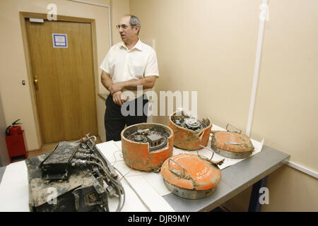 19. Mai 2010 - Moskau, Russland - Labor für Interstate Aviation Committee (MAK) untersucht, die regelmäßig Flugzeugabstürze und Flugunfälle in Russland. Im Bild: Tu-154 Absturz Blockflöten (Black Boxes) gehörte zu den polnischen Präsidenten Tu-154 Flugzeug. (Kredit-Bild: © PhotoXpress/ZUMApress.com) Stockfoto