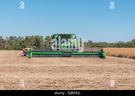 John Deere Mähdrescher in der historischen Shirley Plantation in Virginia. Stockfoto