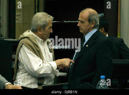 Tucuman, Argentinien. 29. November 2013. Roberto Albornoz (L), ehemaliger Polizist, spricht mit dem amtlichen Verteidiger Ciro Lo Pinto (R) während einer Anhörung des Prozesses "Jefatura II-Arsenales", wegen Verbrechen gegen die Menschlichkeit während der letzten Militärdiktatur in Tucuman, Argentinien, Argentininan am 29. November 2013. Bildnachweis: Julio Pantoja/TELAM/Xinhua/Alamy Live-Nachrichten Stockfoto