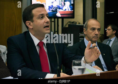 Tucuman, Argentinien. 29. November 2013. Die amtliche Verteidiger Adolfo Bertini (L) beteiligt sich im Rahmen einer Anhörung der Studie "Jefatura II-Arsenales", wegen Verbrechen gegen die Menschlichkeit während der letzten Militärdiktatur in Tucuman, Argentinien, Argentininan am 29. November 2013. Bildnachweis: Julio Pantoja/TELAM/Xinhua/Alamy Live-Nachrichten Stockfoto