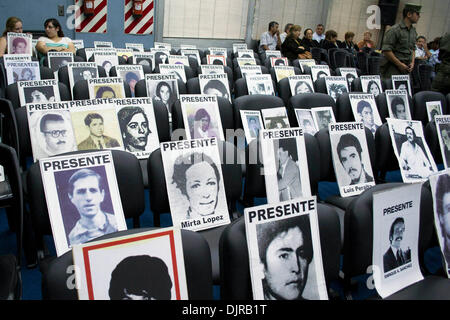 Tucuman, Argentinien. 29. November 2013. Porträts der Opfer werden im Rahmen einer Anhörung der Studie "Jefatura II-Arsenales", wegen Verbrechen gegen die Menschlichkeit während der letzten Militärdiktatur in Tucuman, Argentinien, Argentininan am 29. November 2013 platziert. Bildnachweis: Julio Pantoja/TELAM/Xinhua/Alamy Live-Nachrichten Stockfoto