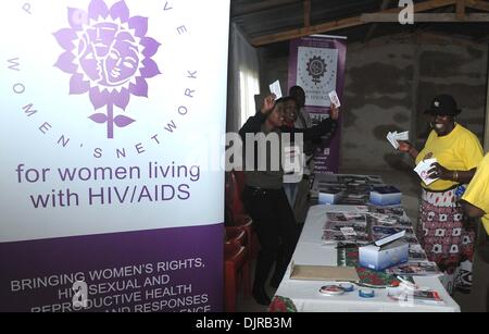 Johannesburg, Südafrika. 29. November 2013. Positive Frauen Mitglieder des Netzwerks arbeiten während einer AIDS-Prävention-Förderung-Aktivität in Zamukhanyu Dorf Daveyton Stadt in dem Vorort von Johannesburg, Südafrika, 29. November 2013. Die neuesten Statistiken zeigten, dass HIV-Infektionen unter Jugendlichen in Südafrika gesunken. © Li Qihua/Xinhua/Alamy Live-Nachrichten Stockfoto