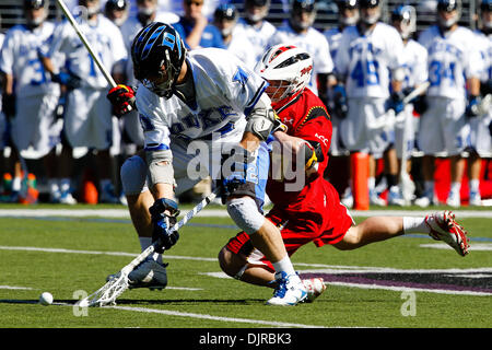 6. März 2010 - Baltimore, Maryland, USA - 6. März 2010: Herzog Verteidigung Tom Montelli #11 und Maryland SSM Bryn Holmes #17 Aktion während der Herzog versus Maryland Lacrosse-Spiel bei der Konica Minolta face-off Classic M & T Bank Stadium statt.  Der siebte Rang University of Maryland Lacrosse Herrenmannschaft, besaß den Ball für Sekundenschnelle Überstunden, aber das war alles was, die es, p brauchte Stockfoto