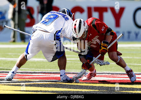 6. März 2010 - Baltimore, Maryland, USA - 6. März 2010: Herzog Angriff CJ Costabile #9 und Maryland SSM Bryn Holmes #17 Aktion während der Herzog versus Maryland Lacrosse-Spiel bei der Konica Minolta face-off Classic M & T Bank Stadium statt.  Der siebte Rang University of Maryland Lacrosse Herrenmannschaft, besaß den Ball für Sekundenschnelle Überstunden, aber das war alles was, die es, Pul brauchte Stockfoto