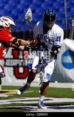 6. März 2010 - Baltimore, Maryland, USA - 6. März 2010: Maryland Verteidigung Brett Schmidt #44 und Duke Angriff Zach Howell #21 in Aktion während der Herzog versus Maryland Lacrosse-Spiel bei der Konica Minolta face-off Classic auf M & T Bank Stadium statt.  Der siebte Rang University of Maryland Lacrosse Herrenmannschaft, besaß den Ball für Sekundenschnelle Überstunden, aber das war alles, was sie brauchen Stockfoto