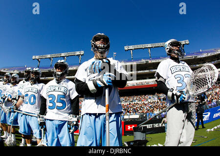 6. März 2010 - Baltimore, Maryland, USA - 6. März 2010: John Hopkins-Team in Aktion während der Princeton versus John Hopkins Lacrosse-Spiel bei der Konica Minolta face-off Classic M & T Bank Stadium statt.  Die Princeton Tigers konnten die Hopkins Blue Jays in der Overtime 11-10 zu besiegen. (Kredit-Bild: © Alex Cena/Southcreek Global/ZUMApress.com) Stockfoto