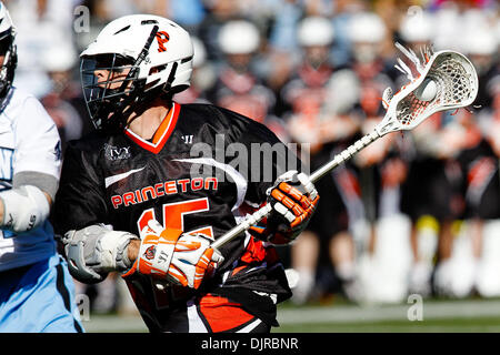 6. März 2010 - Baltimore, Maryland, USA - 6. März 2010: Princeton Angriff Chris McBride #15 Aktion während der Princeton versus John Hopkins Lacrosse-Spiel bei der Konica Minolta face-off Classic M & T Bank Stadium statt.  Die Princeton Tigers konnten die Hopkins Blue Jays in der Overtime 11-10 zu besiegen. (Kredit-Bild: © Alex Cena/Southcreek Global/ZUMApress.com) Stockfoto