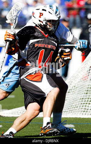 6. März 2010 - Baltimore, Maryland, USA - 6. März 2010: Princeton Angriff Jack McBride #14 Aktion während der Princeton versus John Hopkins Lacrosse-Spiel bei der Konica Minolta face-off Classic M & T Bank Stadium statt.  Die Princeton Tigers konnten die Hopkins Blue Jays in der Overtime 11-10 zu besiegen. (Kredit-Bild: © Alex Cena/Southcreek Global/ZUMApress.com) Stockfoto