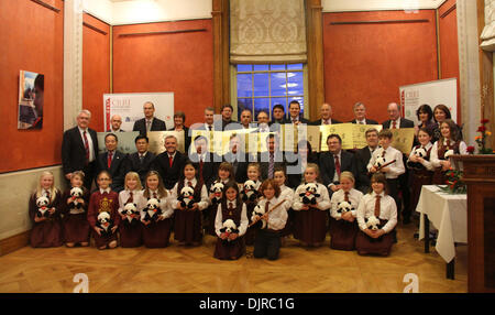 (131130)--BELFAST, 29. November 2013 (Xinhua)--Peter Robinson (5. L 3. Reihe), erster Minister von Nordirland, Junior Minister Jonathan Bell (3. L 3. Reihe), Richard Barnett (6. L 2. Reihe), Vize-Kanzler der Universität von Ulster, Pose für eine Gruppe Foto bei der Eröffnung des Konfuzius-Klassenzimmer-Hubs in der Long Gallery des Parlaments-Gebäude in Belfast, Northern Ireland, Großbritannien , 29. November 2013. Acht Konfuzius-Klassenzimmer-Hubs unter dem Konfuzius-Institut an der Universität Ulster geöffnet Freitag in Nordirland die Bedürfnisse von Kindern beim Erlernen der chinesischen Sprache und Kultur kennenlernen. (Xin Stockfoto