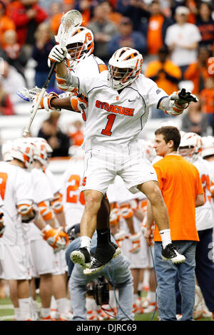 13. März 2010 - Syracuse, New York, USA - 13. März 2010: Syrakus JoJo Marasco #1 und Jovan Miller #23 tun hip Bump Befpre Spielaktion an die Georgetown Hoyas bei Syracuse Orange Lacrosse Spiel an Carrier Dome in Syracuse, New York statt.  Zweitgrößten Syrakus (3: 1, 1: 0) besiegte Nr. 11 Georgetown (2: 2, 1: 1) 15-12 in seine konstituierenden BIG EAST Conference-Spiel am Samstag, 13. März Stockfoto