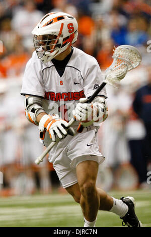 13. März 2010 - Syracuse, New York, USA - 13. März 2010: Syrakus JoJo Marasco #1 während der Spielaktion an die Georgetown Hoyas bei Syracuse Orange Lacrosse Spiel an Carrier Dome in Syracuse, New York statt.  Zweitgrößten Syrakus (3: 1, 1: 0) besiegte Nr. 11 Georgetown (2: 2, 1: 1) 15-12 in seine konstituierenden BIG EAST Conference-Spiel am Samstag, 13. März an den Carrier Dome statt. (Kredit Ima Stockfoto