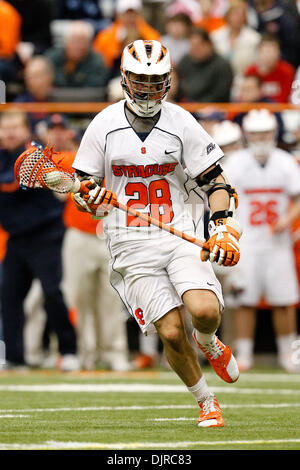 13. März 2010 - Syracuse, New York, USA - 13. März 2010: Syrakus Stephen Keogh (28) während der Spielaktion an die Georgetown Hoyas bei Syracuse Orange Lacrosse Spiel an Carrier Dome in Syracuse, New York statt.  Zweitgrößten Syrakus (3: 1, 1: 0) besiegte Nr. 11 Georgetown (2: 2, 1: 1) 15-12 in seine konstituierenden BIG EAST Conference-Spiel am Samstag, 13. März an den Carrier Dome statt. (Credi Stockfoto