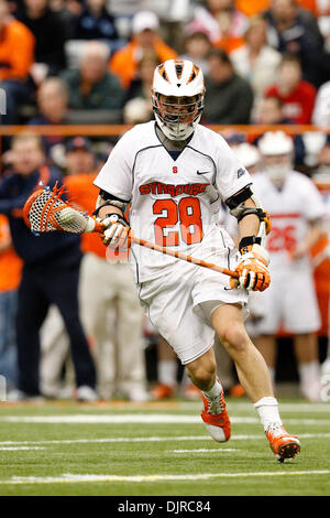 13. März 2010 - Syracuse, New York, USA - 13. März 2010: Syrakus Stephen Keogh (28) während der Spielaktion an die Georgetown Hoyas bei Syracuse Orange Lacrosse Spiel an Carrier Dome in Syracuse, New York statt.  Zweitgrößten Syrakus (3: 1, 1: 0) besiegte Nr. 11 Georgetown (2: 2, 1: 1) 15-12 in seine konstituierenden BIG EAST Conference-Spiel am Samstag, 13. März an den Carrier Dome statt. (Credi Stockfoto