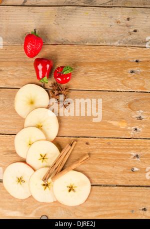 Geschnittenen Äpfel in einem Stillleben mit Zimtstangen Stockfoto