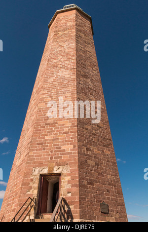 Old Cape Henry Lighthouse war der erste Leuchtturm, der von der United States Lighthouse Establishment (USLHE) gebaut wurde. Das Hotel liegt auf dem Gelände von Fort Story. Stockfoto