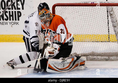 27. März 2010 - Albany, New York, USA - 27. März 2010: New Hampshire nach vorn Stevie Moses (22) und RIT Goalie Jared DeMichiel (33) bei Eishockey-Aktion zwischen New Hampshire und Rochester Institute of Technology (RIT) im Osten regionales Turnier Finale der NCAA Hockey Championship 2010 statt zeitweise Union Center in Albany, New York.  Die RIT-Tiger besiegte die neue Hamp Stockfoto