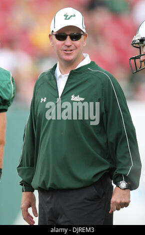 17. April 2010 - Tampa, Florida, USA - 17. April 2010: neue USF Coach Skip Holtz Uhren Warm up.  Team Süd-Florida besiegte Team Bulls 52-31 als USF ihre Frühling Fußballspiel im Raymond James Stadium in Tampa, Florida gespielt (Credit-Bild: © Margaret Bowles/Southcreek Global/ZUMApress.com) Stockfoto