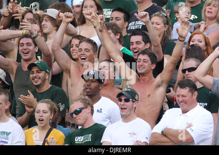 17. April 2010 - Tampa, Florida, USA - 17. April 2010: University of South Florida-Fans das Spiel genießen, wie die University of South Florida Bulls ihre Frühjahr Fußballspiel im Raymond James Stadium in Tampa, Florida spielte (Credit-Bild: © Margaret Bowles/Southcreek Global/ZUMApress.com) Stockfoto