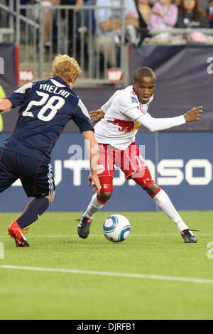 29. Mai 2010 - Foxboro, Massachusetts, USA - 29. Mai 2010: New York Red Bulls nach vorn Dane Richards (19) bewegen New England Revolution Verteidiger Pat Phelan (28) in der ersten Phase des Spiels an Gillette Stadium, Foxboro, Massachusetts... Obligatorische Zeichen Box / Southcreek Global (Kredit-Bild: © Mark Box/Southcreek Global/ZUMApress.com) Stockfoto