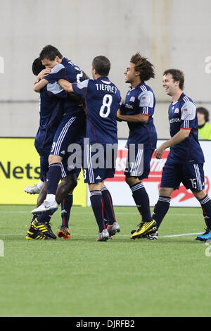 29. Mai 2010 - Foxboro, Massachusetts, USA - 29. Mai 2010: New England Revolution Mittelfeldspieler Marko Perovic (29) feiert sein Ziel bei der 8-Minuten-Marke der ersten Periode des Spiels an Gillette Stadium, Foxboro, Massachusetts... Obligatorische Zeichen Box / Southcreek Global (Kredit-Bild: © Mark Box/Southcreek Global/ZUMApress.com) Stockfoto