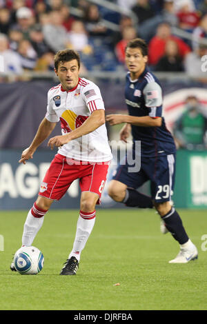 29. Mai 2010 - Foxboro, Massachusetts, USA - 29. Mai 2010: New York Red Bulls Midfileder Sinisa Ubiparipovic (8) bewegt sich der Ball in scoring Position während der ersten Periode Spiel bei Gillette Stadium, Foxboro, Massachusetts... Obligatorische Zeichen Box / Southcreek Global (Kredit-Bild: © Mark Box/Southcreek Global/ZUMApress.com) Stockfoto