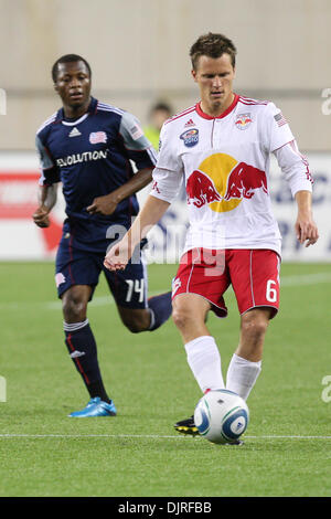 29. Mai 2010 - Foxboro, Massachusetts, USA - 29. Mai 2010: New York Red Bulls Midfileder Seth Stammler (6) bewegt sich den Ball über Mittelfeld während der ersten Periode Spiel bei Gillette Stadium, Foxboro, Massachusetts... Obligatorische Zeichen Box / Southcreek Global (Kredit-Bild: © Mark Box/Southcreek Global/ZUMApress.com) Stockfoto